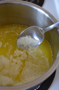 Skimming whey proteins off clarified butter