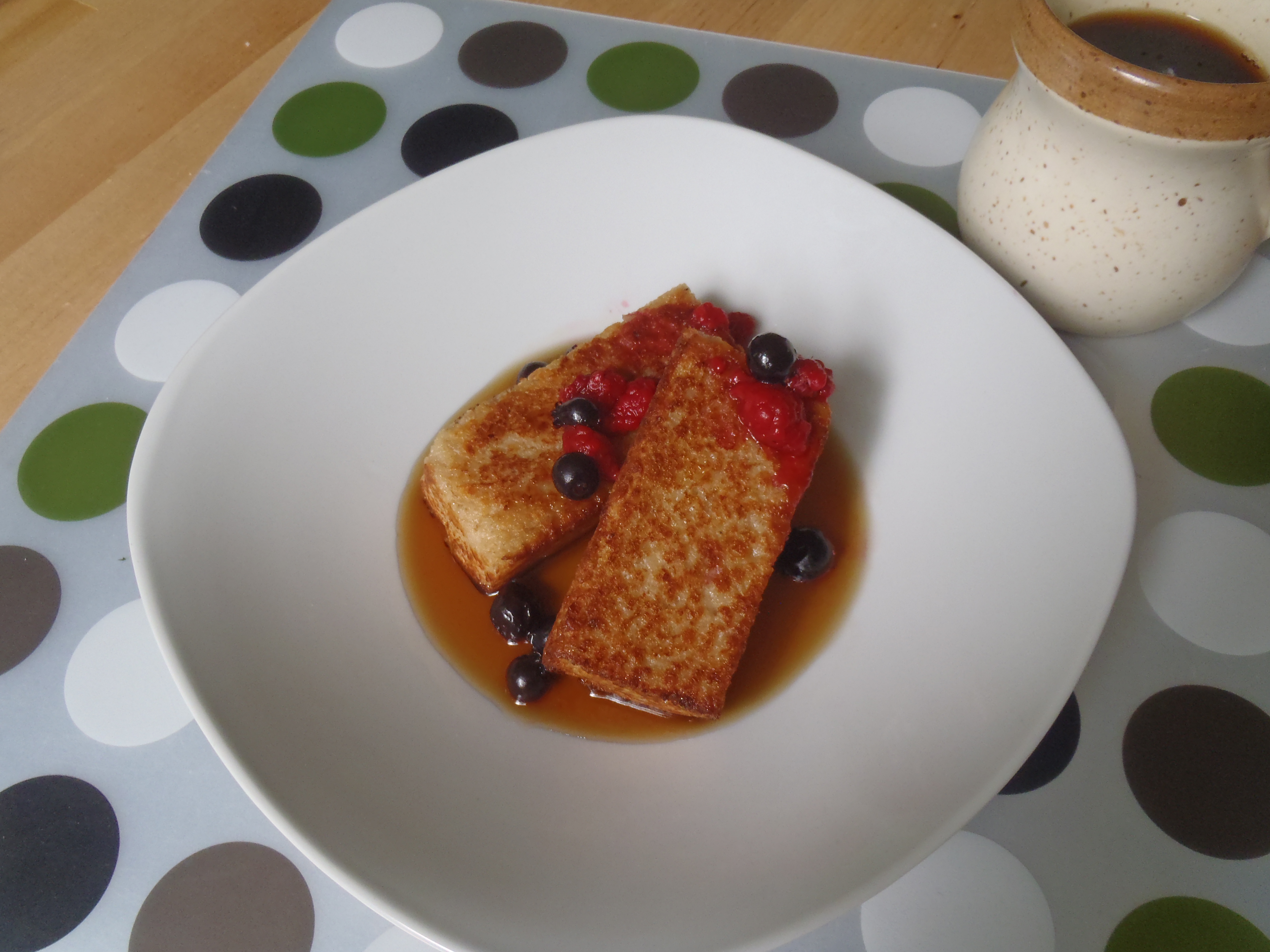 Fried porridge with berries and maple syrup
